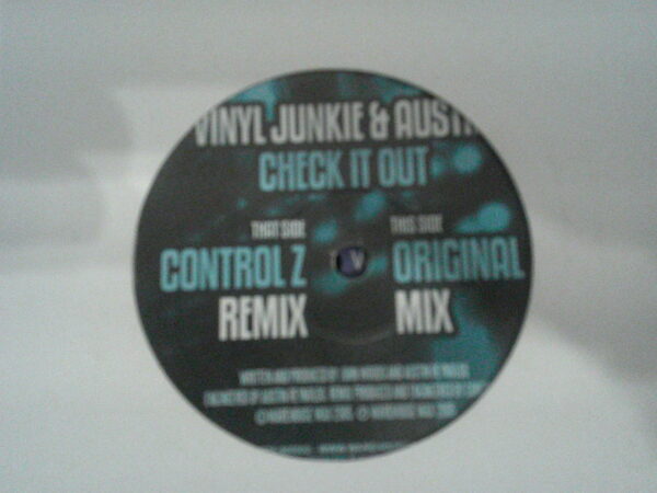 VINYL JUNKIE & AUSTIN-CHECK IT OUT-WAX004